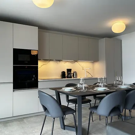Family Apartment, Near The Whit Private Park 아파트