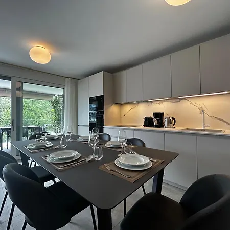 Family Apartment, Near The Whit Private Park 아파트 *
