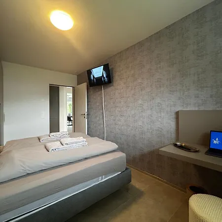 Family Apartment, Near The Whit Private Park 아파트