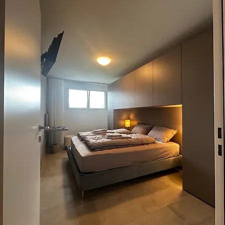 Family Apartment, Near The Whit Private Park 아파트 로카르노