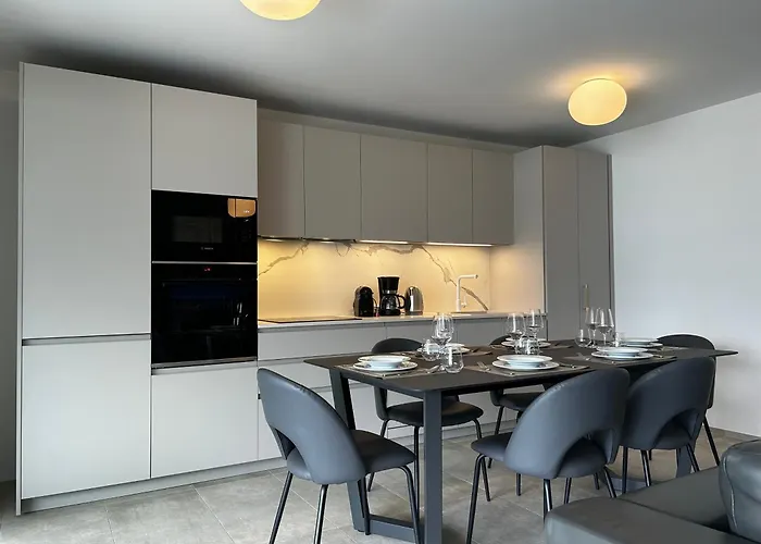 Family Apartment, Near The Whit Private Park דירה