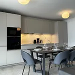Family Apartment, Near The Whit Private Park Апартаменты