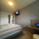 Family Apartment, Near The Whit Private Park Апартаменты